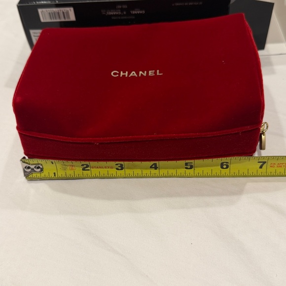 CHANEL Luxurious Red Velvet pouch - Picture 8 of 12